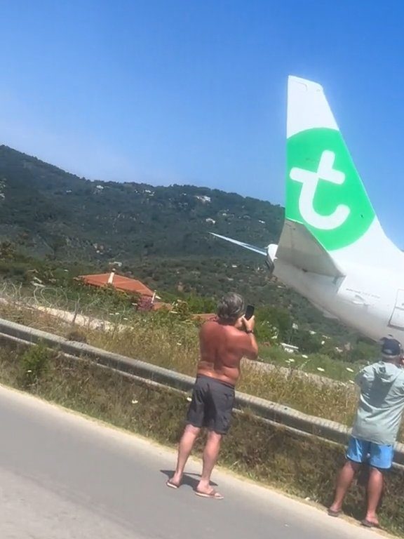 Vom Triebwerk des Flugzeugs in die Luft geschleuderte Touristen: Sie wollten spektakuläre Selfies