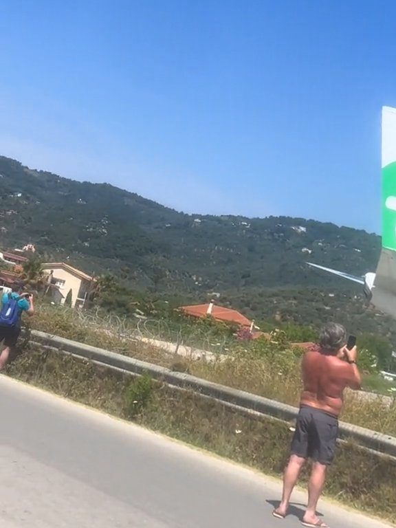 Touristes projetés dans les airs par le moteur de l'avion : ils voulaient des selfies spectaculaires