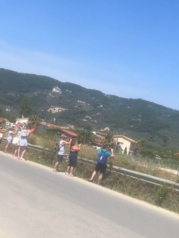 Touristes projetés dans les airs par le moteur de l'avion : ils voulaient des selfies spectaculaires