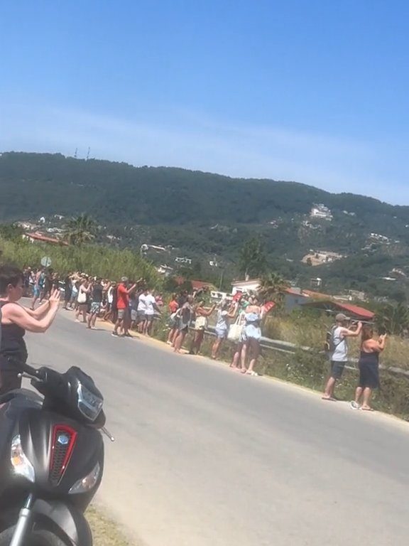 Turisti fatti volare in aria dal motore dell'aereo: volevano selfie spettacolare