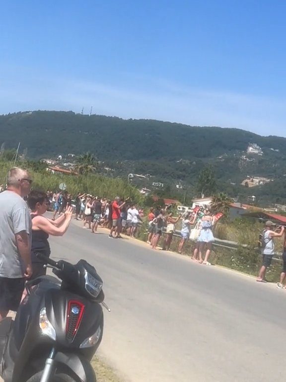 Turisti fatti volare in aria dal motore dell'aereo: volevano selfie spettacolare