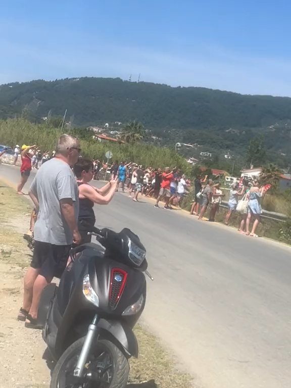 Turisti fatti volare in aria dal motore dell'aereo: volevano selfie spettacolare