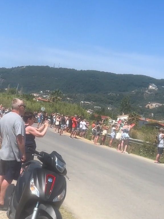 Turisti fatti volare in aria dal motore dell'aereo: volevano selfie spettacolare