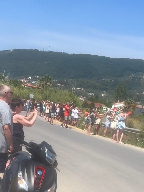 Turisti fatti volare in aria dal motore dell'aereo: volevano selfie spettacolare