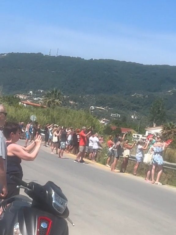 Turisti fatti volare in aria dal motore dell'aereo: volevano selfie spettacolare