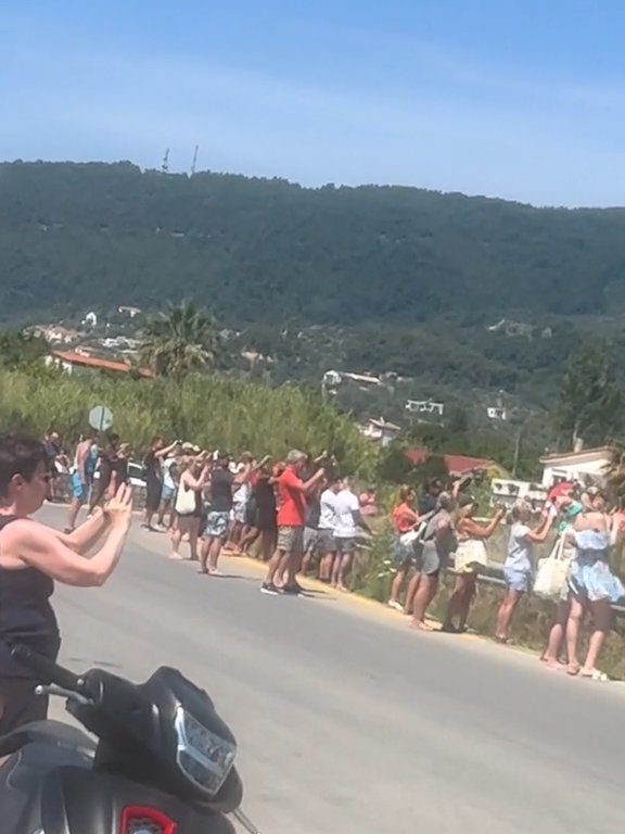 Turisti fatti volare in aria dal motore dell'aereo: volevano selfie spettacolare