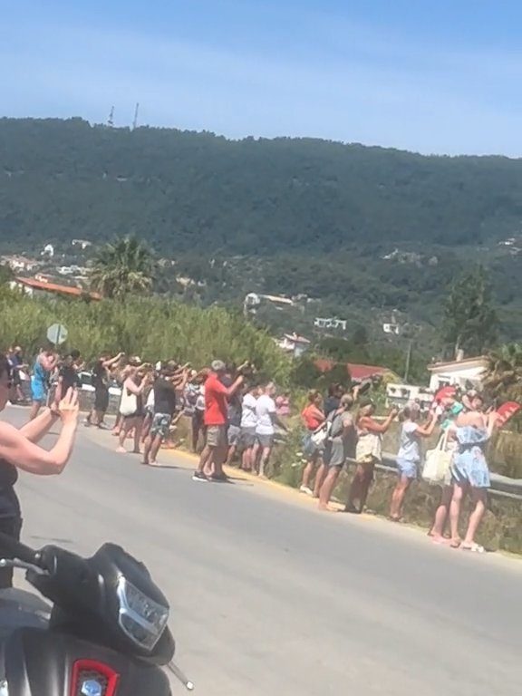 Turisti fatti volare in aria dal motore dell'aereo: volevano selfie spettacolare