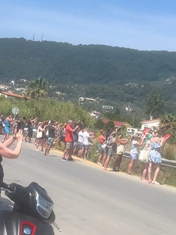 Turisti fatti volare in aria dal motore dell'aereo: volevano selfie spettacolare