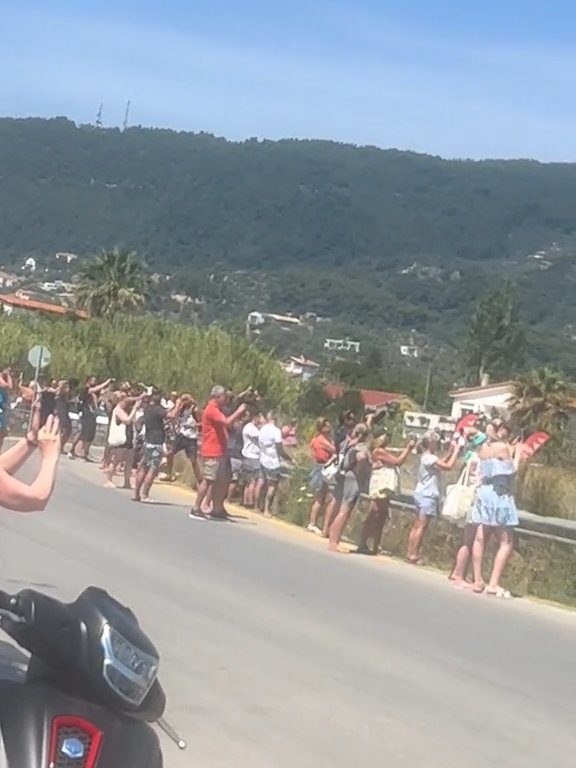 Turisti fatti volare in aria dal motore dell'aereo: volevano selfie spettacolare