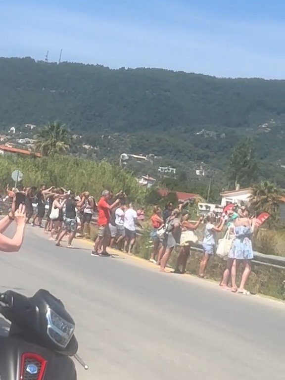 Turisti fatti volare in aria dal motore dell'aereo: volevano selfie spettacolare