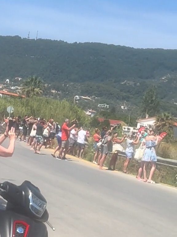 Touristes projetés dans les airs par le moteur de l'avion : ils voulaient des selfies spectaculaires