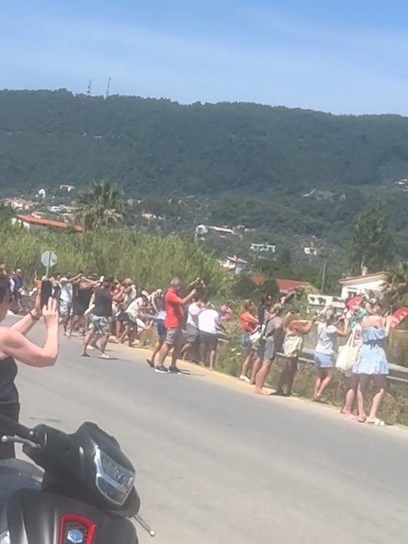 Touristes projetés dans les airs par le moteur de l'avion : ils voulaient des selfies spectaculaires