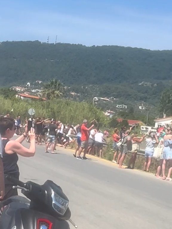 Turisti fatti volare in aria dal motore dell'aereo: volevano selfie spettacolare