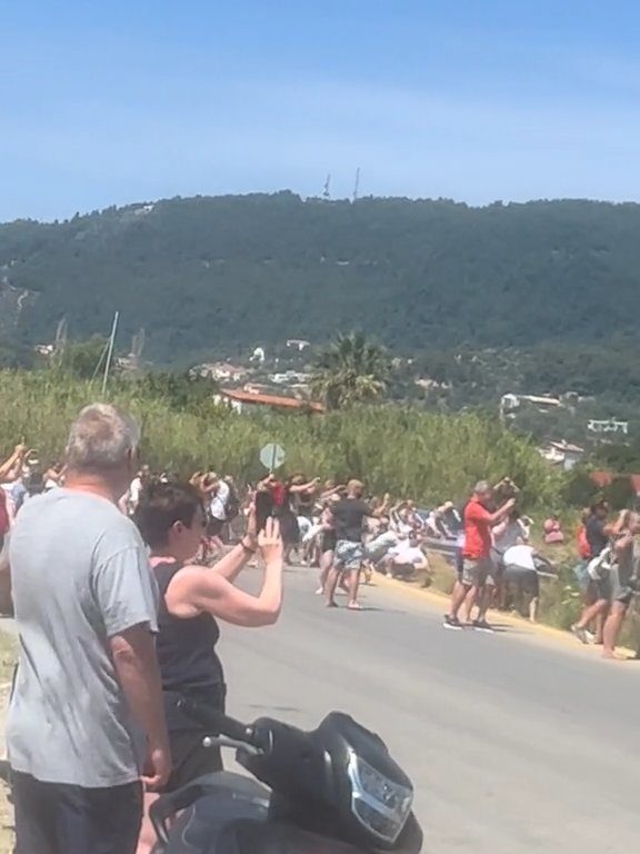 Touristes projetés dans les airs par le moteur de l'avion : ils voulaient des selfies spectaculaires