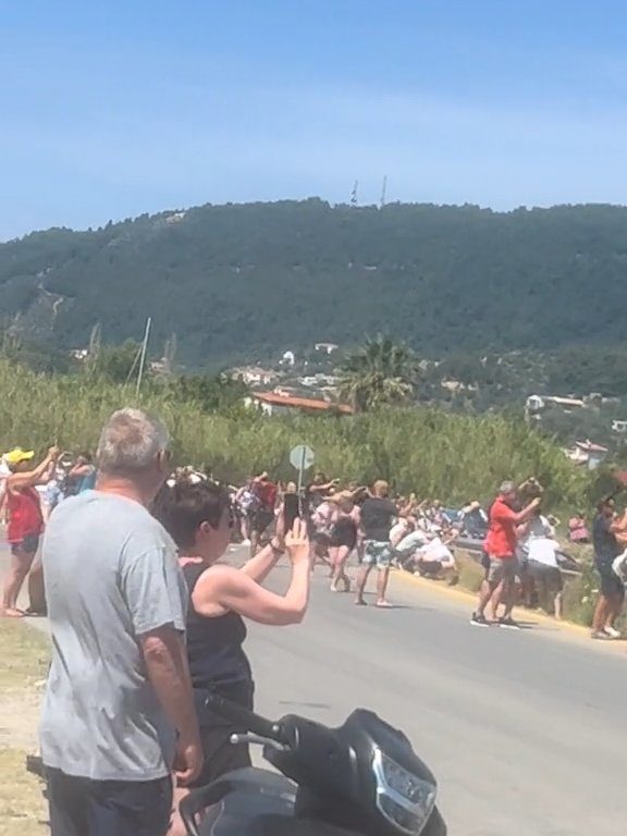 Turisti fatti volare in aria dal motore dell'aereo: volevano selfie spettacolare