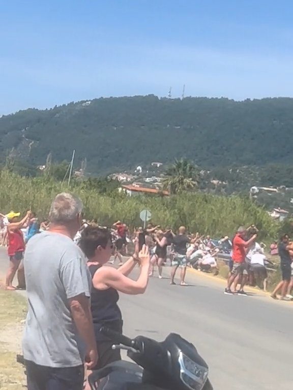 Turisti fatti volare in aria dal motore dell'aereo: volevano selfie spettacolare