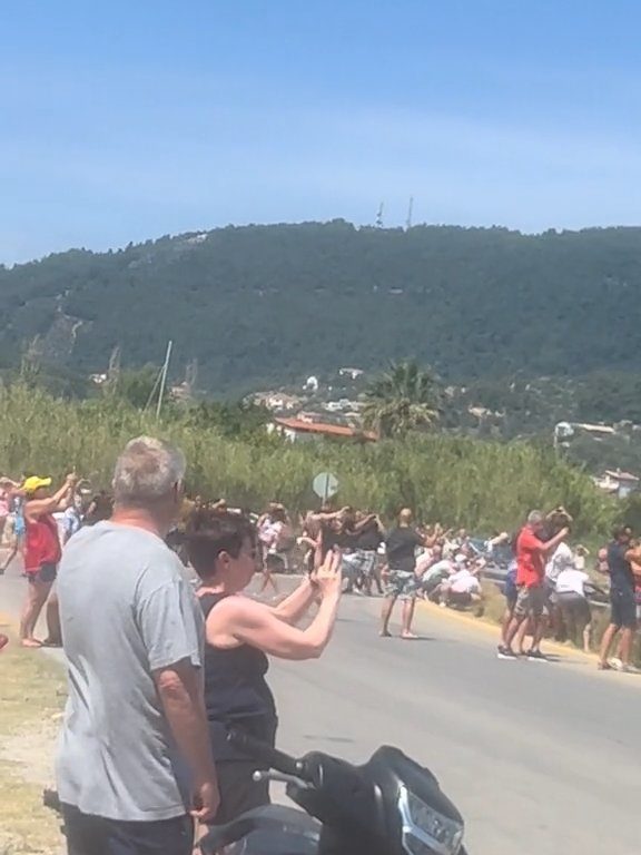 Turisti fatti volare in aria dal motore dell'aereo: volevano selfie spettacolare