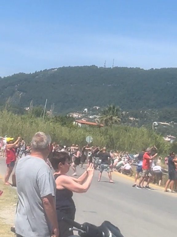 Turisti fatti volare in aria dal motore dell'aereo: volevano selfie spettacolare