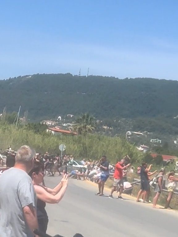 Turisti fatti volare in aria dal motore dell'aereo: volevano selfie spettacolare