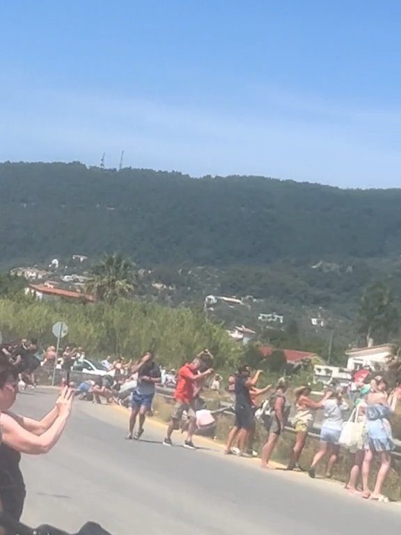 Turisti fatti volare in aria dal motore dell'aereo: volevano selfie spettacolare