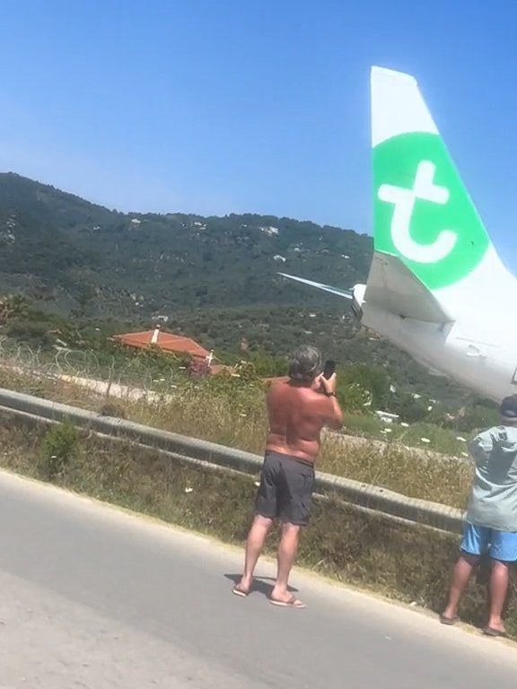 Touristes projetés dans les airs par le moteur de l'avion : ils voulaient des selfies spectaculaires