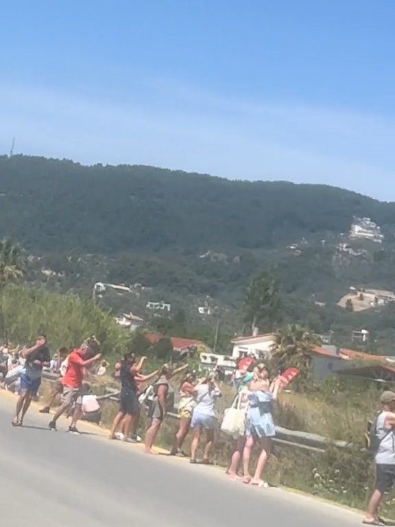 Turisti fatti volare in aria dal motore dell'aereo: volevano selfie spettacolare