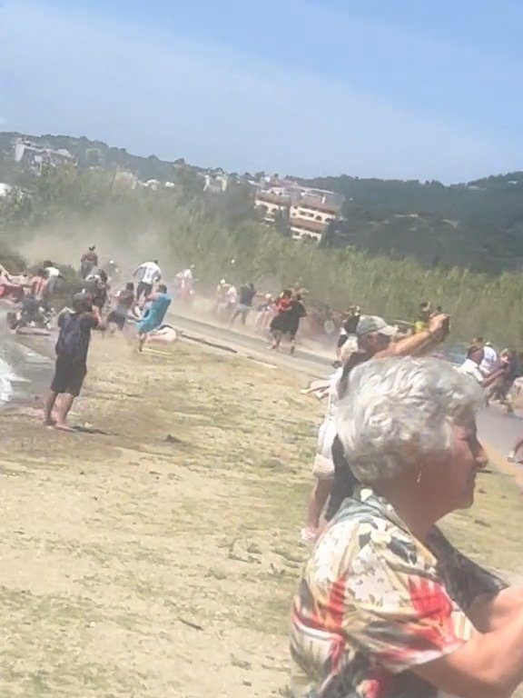 Turisti fatti volare in aria dal motore dell'aereo: volevano selfie spettacolare