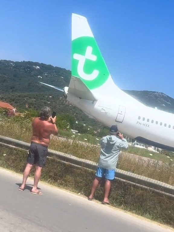 Vom Triebwerk des Flugzeugs in die Luft geschleuderte Touristen: Sie wollten spektakuläre Selfies