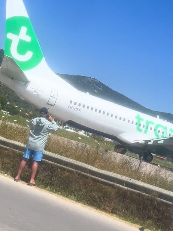 Turisti fatti volare in aria dal motore dell'aereo: volevano selfie spettacolare