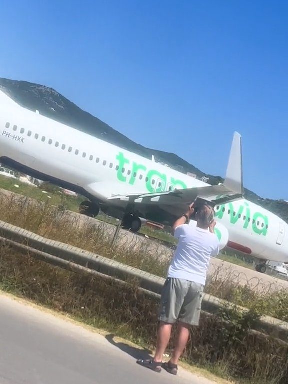 Vom Triebwerk des Flugzeugs in die Luft geschleuderte Touristen: Sie wollten spektakuläre Selfies