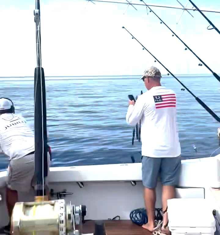 Venganza del marlin, salta al barco y casi masacra al pescador: video