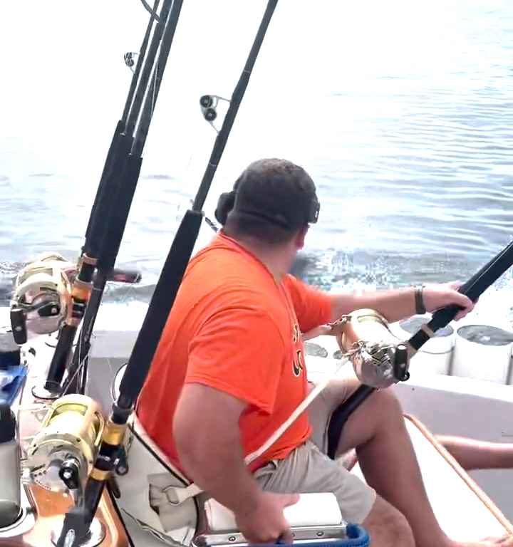 Venganza del marlin, salta al barco y casi masacra al pescador: video