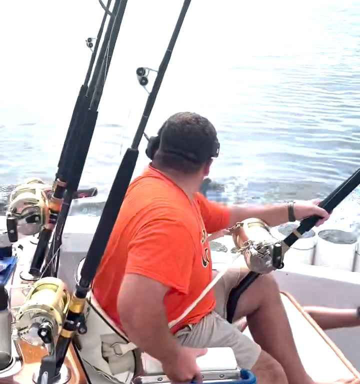 Vendetta del marlin, salta sulla barca e quasi sgozza il pescatore: video