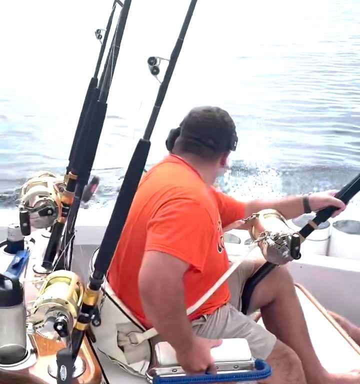 Venganza del marlin, salta al barco y casi masacra al pescador: video