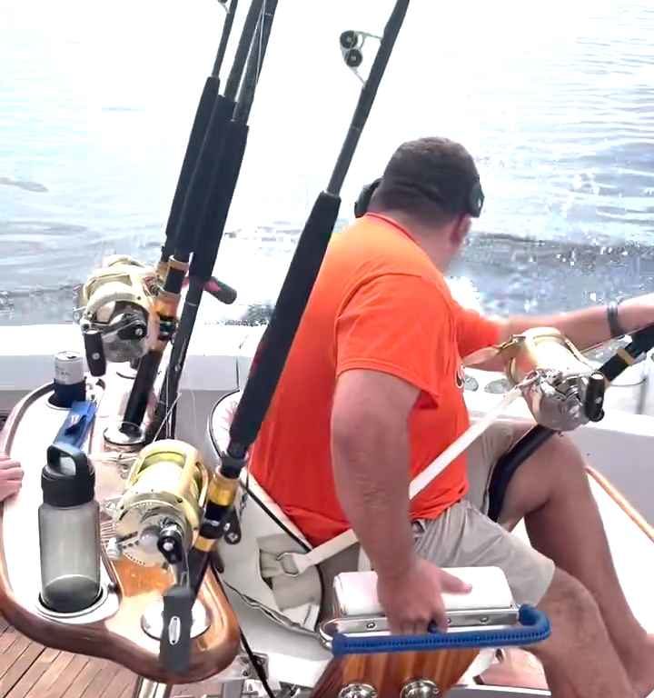 Vengeance du marlin, il saute sur le bateau et manque de massacrer le pêcheur : vidéo