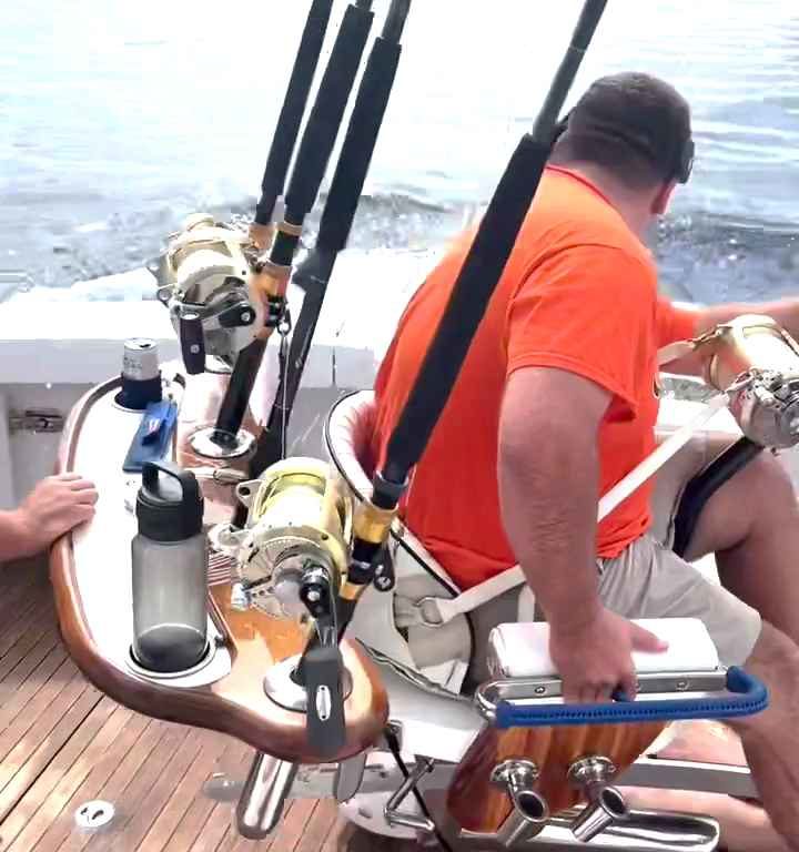 Vendetta del marlin, salta sulla barca e quasi sgozza il pescatore: video