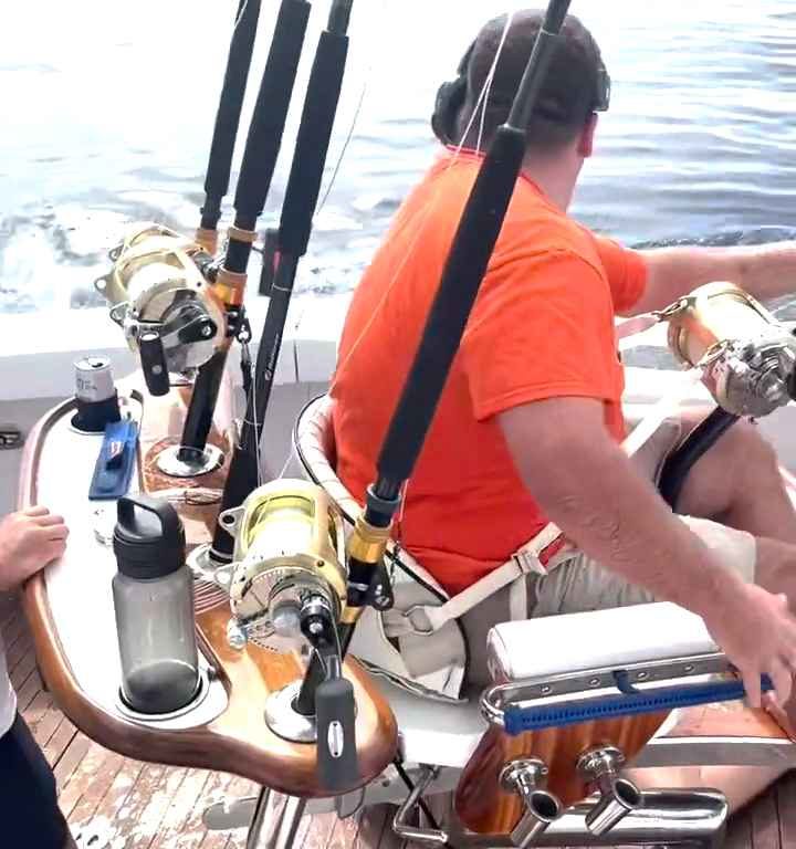 Vendetta del marlin, salta sulla barca e quasi sgozza il pescatore: video