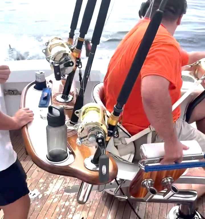 Vengeance du marlin, il saute sur le bateau et manque de massacrer le pêcheur : vidéo