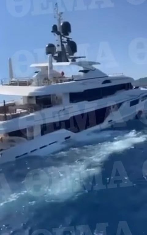 Un yacht de luxe coule en Grèce : l'équipage a oublié d'ouvrir la trappe