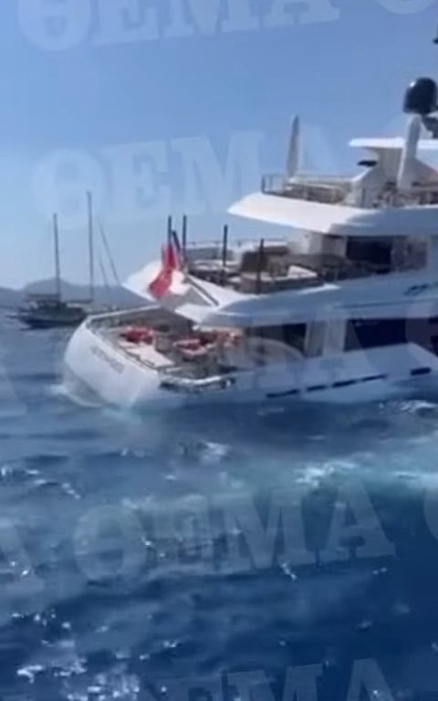 Un yacht de luxe coule en Grèce : l'équipage a oublié d'ouvrir la trappe