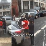 La police tente d'arrêter le voleur de voiture avec des matraques et il s'enfuit en détruisant tout