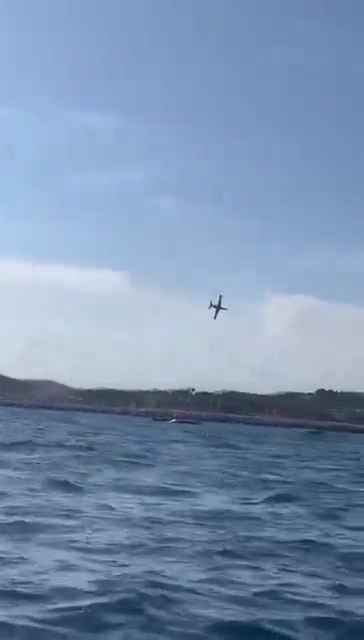 Avión se estrella en el mar frente a decenas de personas: impactante vídeo