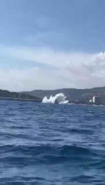 Avión se estrella en el mar frente a decenas de personas: impactante vídeo