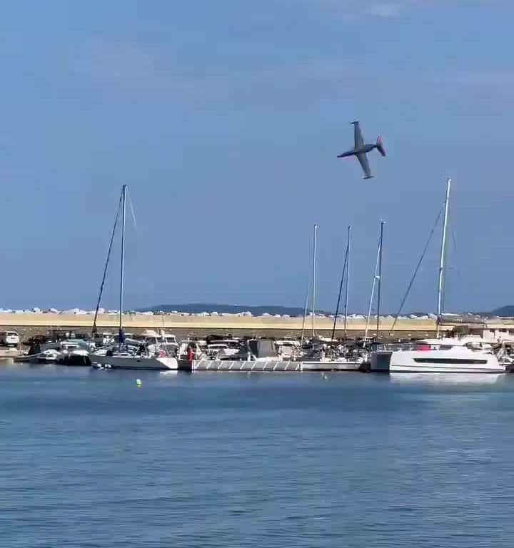 Avión se estrella en el mar frente a decenas de personas: impactante vídeo