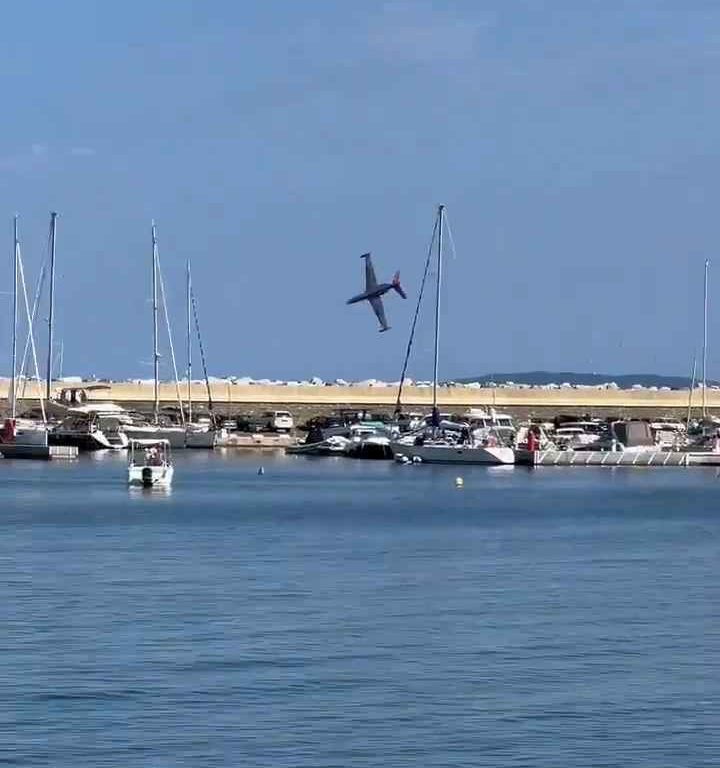 Avión se estrella en el mar frente a decenas de personas: impactante vídeo