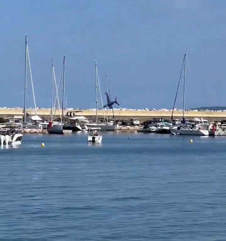 Avión se estrella en el mar frente a decenas de personas: impactante vídeo