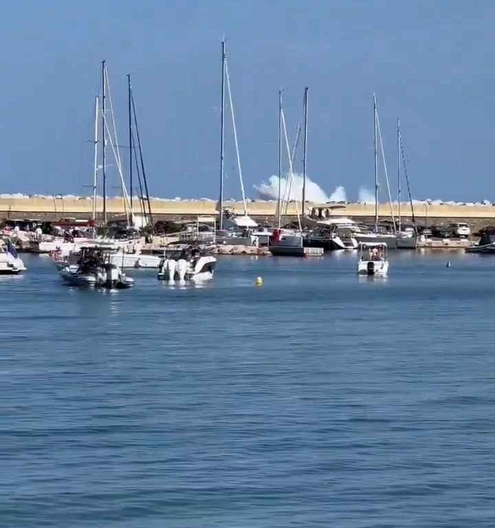 Aereo si schianta in mare davanti a decine di persone: video shock