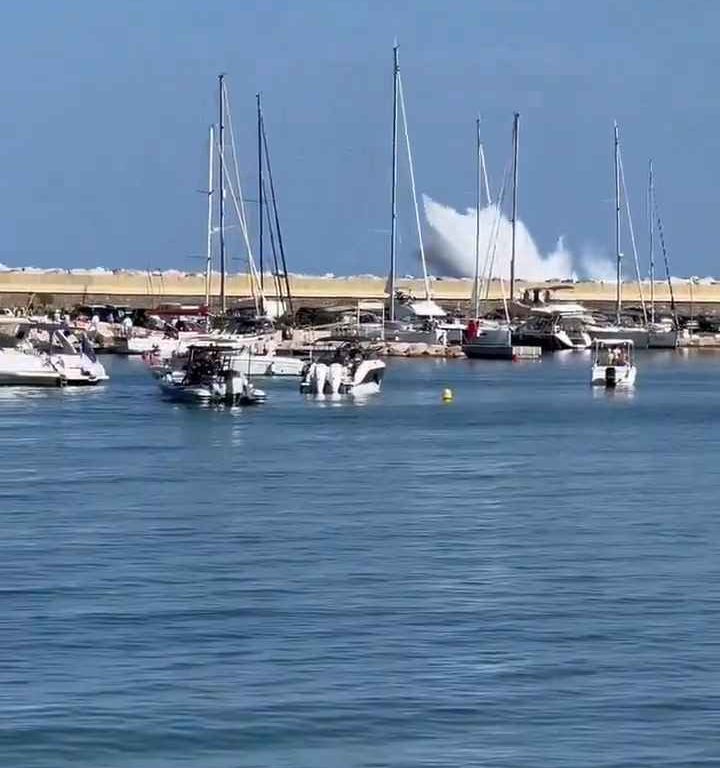 Avión se estrella en el mar frente a decenas de personas: impactante vídeo