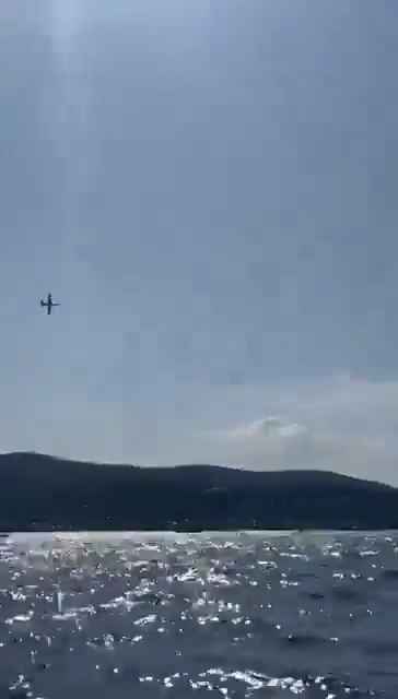 Un avion s'écrase en mer devant des dizaines de personnes : vidéo choquante