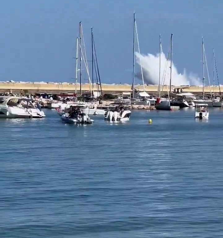 Avión se estrella en el mar frente a decenas de personas: impactante vídeo